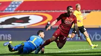 Gelandang AS Roma, Henrikh Mkhitaryan (kanan) dijatuhkan kiper Udinese, Juan Musso yang berbuah hukuman penalti dalam laga lanjutan Liga Italia 2020/21 pekan ke-22 di Olimpico Stadium, Roma, Minggu (14/1/2021). AS Roma menang 3-0 atas Udinese. (AFP/Alberto Pizzoli)