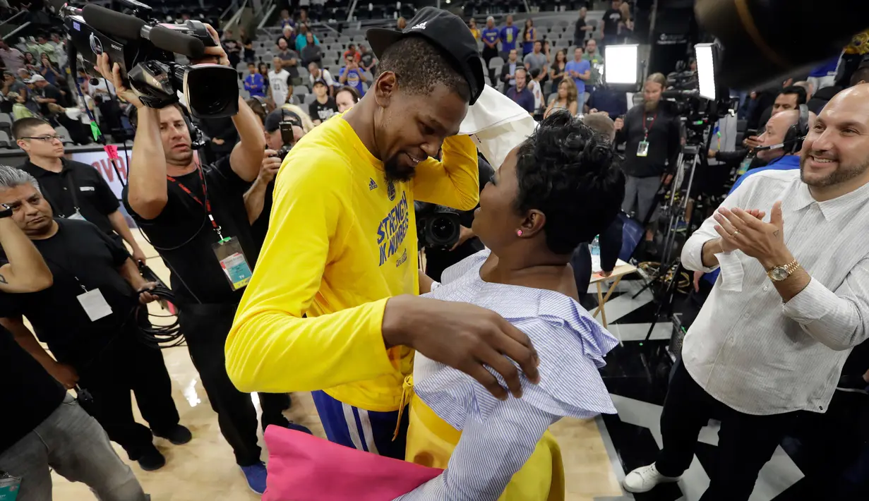 Kevin Durant mendapat pelukan dan ciuman dari ibunya Wanda Pratt usai kemenangan Warriors atas San Antonio Spurs pada babak kedua di Game 4 final basket Western Union NBA, San Antonio, AS, Selasa (23/5). (AP Photo / Eric Gay)