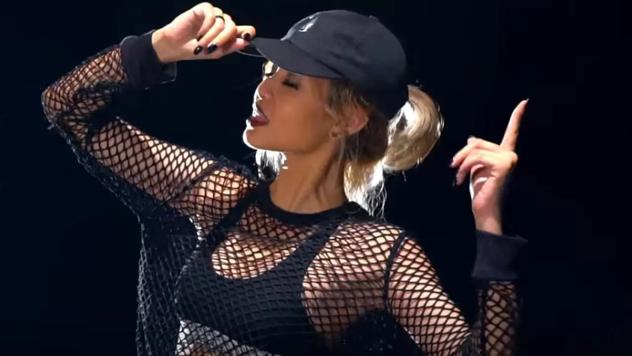 Top 3 Hari Ini: Pakai Baju Jaring, Seksi Awkarin atau Agnez Mo?
