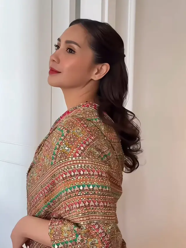 Gaya rambut Nagita Slavina di Pernikahan Bernuansa India. [@angga_lee_bali]