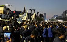 Hari Mulai Gelap, Mahasiswa Masih Bertahan di Depan Gedung DPR/MPR