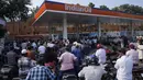 Orang-orang menunggu bahan bakar di pompa bensin di Hyderabad, India, Selasa, 2 Januari 2024. (AP Photo/Mahesh Kumar A.)