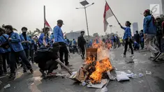 Mahasiswa peserta aksi melakukan pembakaran sejumlah kardus saat menutup tol dalam kota di depan Gedung DPR/ MPR RI, Jakarta, Selasa (24/9/2019). Demonstrasi mahasiswa di depan Gedung DPR ini di antaranya menuntut penolakan atas pengesahan sejumlah RUU kontroversial. (Liputan6.com/Faizal Fanani)