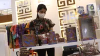 Pengunjung mengamati kerajinan tangan rumahan dalam pameran Creative Culture Home di Sumarecon Mal Serpong, Tangerang, Banten, Selasa (27/10/2020). Pameran ini digelar guna mendukung para pelaku seni tetap kreatif dan produktif dalam berkarya di masa pandemi COVID-19. (Liputan6.com/Angga Yuniar)