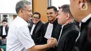 Terdakwa Agus Nurpatria bersalaman dengan kuasa hukum usai menjalani sidang perdana di Pengadilan Negeri (PN) Jakarta Rabu (19/10/2022). Agus Nurpatria menyalami kuasa hukum dengan penuh senyuman usai menjalani sidang dengan agenda pembacaan surat dakwaan kasus obstruction of justice atau perintangan proses penyidikan terkait perkara dugaan pembunuhan berencana terhadap Nofriansyah Yosua Hutabarat atau Brigadir J. (Liputan6.com/Faizal Fanani)