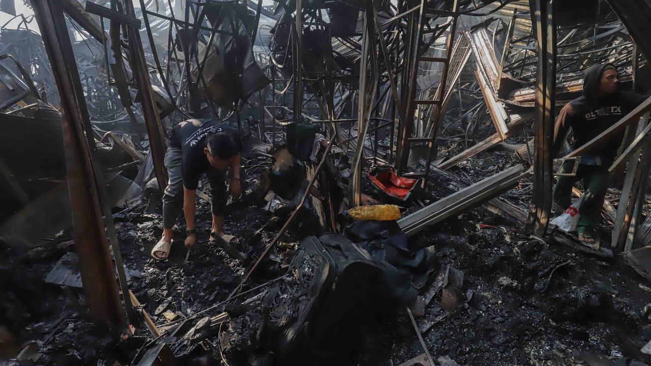 FOTO: Pedagang Taman Puring Mencari Sisa Dagangan Usai Kebakaran Besar