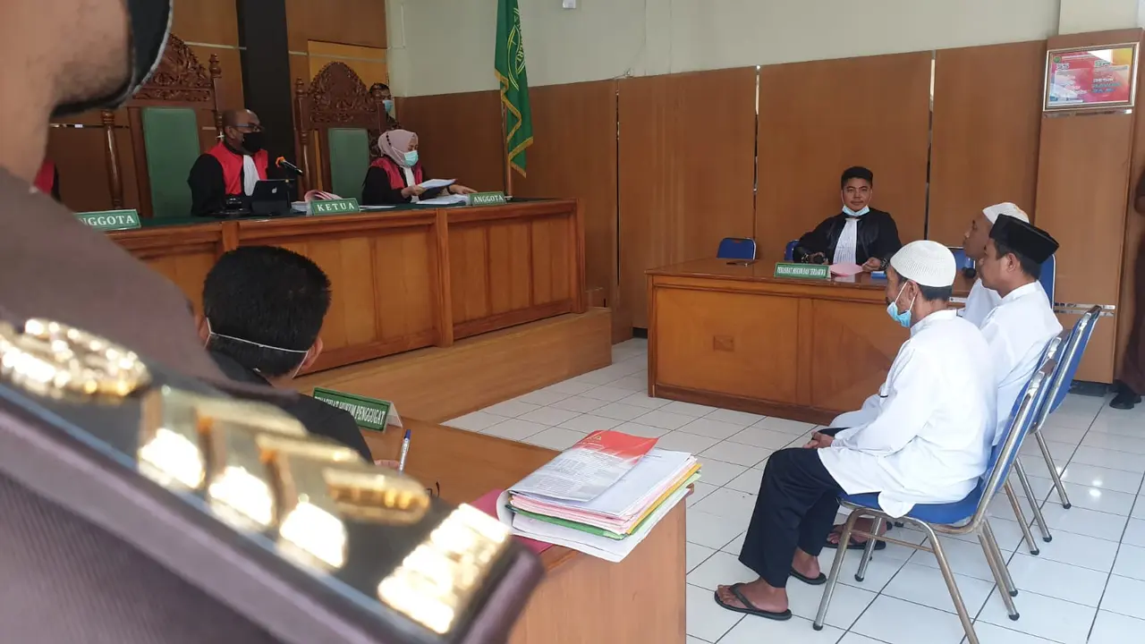 Pengadilan Negeri (PN) Garut, Jawa Barat mulai menyidangkan, Jajang Koswara, Ikin Sodikin, dan Ujer, tiga orang warga Kecamatan Pasirwangi, Garut, Jawa Barat hari ini, yang sempat viral sebagai Jenderal Negara Islam Indonesia (NII) akhir tahun lalu.