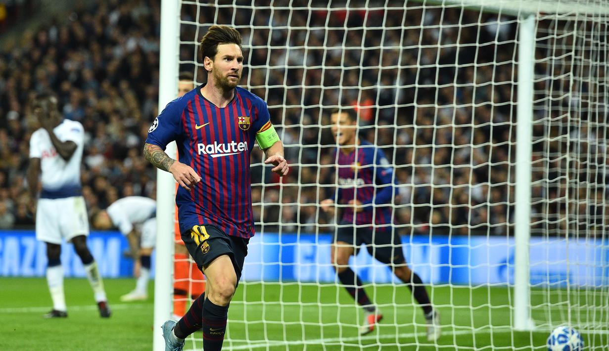 2. Lionel Messi - Jauh sebelum nama Alien disematkan, La Lpulga adalah julukan yang pertama disandang Messi. Pulga diartikan sebagai kutu yang menggambarkan kelincahaan Lionel Messi di lapangan. (AFP/Glyn Kirk)