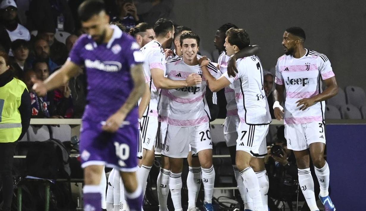Para pemain Juventus merayakan gol yang dicetak oleh Fabio Miretti ke gawang Fiorentina pada laga Liga Italia di Stadion Artemio Franchi, Senin (06/11/2023). Satu-satunya gol di laga ini diciptakan oleh Fabio Miretti. (LaPresse via AP/Massimo Paolone)