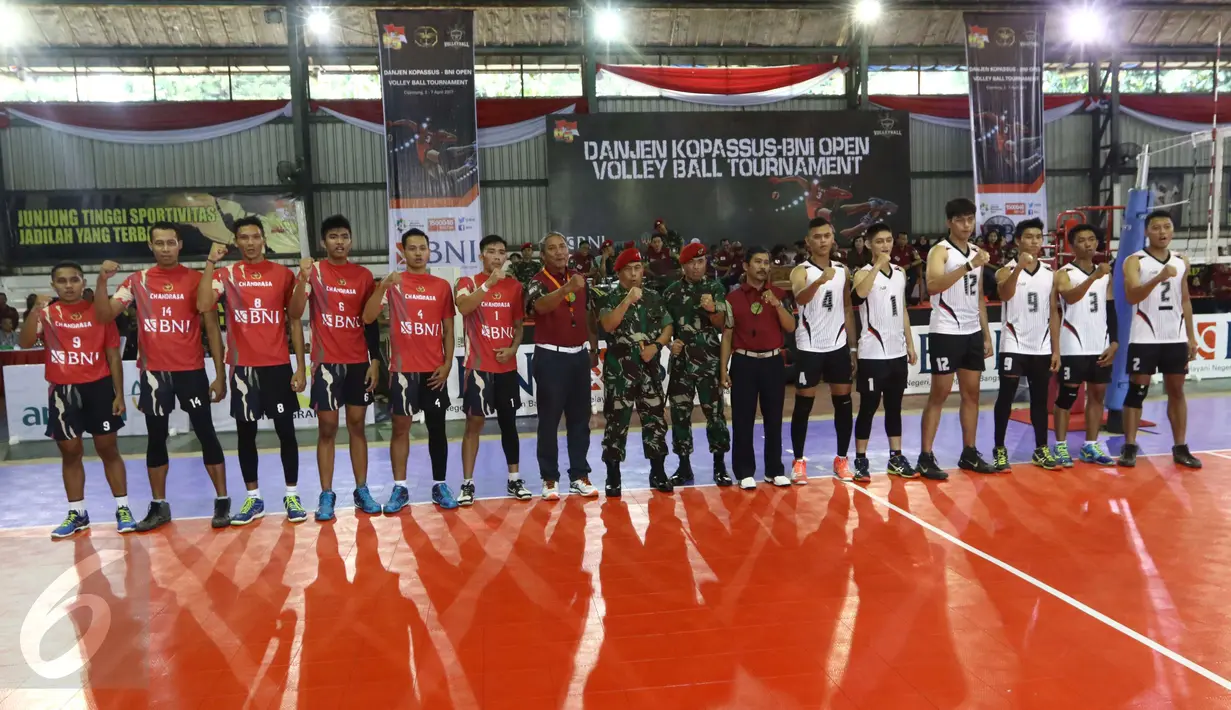 Jelang pertandingan antara Tim voli Kopassus melawan Bandung Tectona di ajang Danjen Kopassus BNI 46 Volley Ball Tournament di Cijantung, Jakarta, Minggu (2/4). (Liputan6.com/Helmi Afandi)