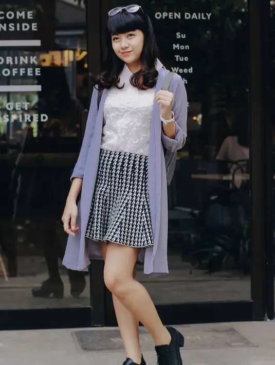 Melihat foto Ghea yang satu ini, setuju kan kalau Ghea mirip dengan cewek-cewek Korea? Mini dress kotak-kotak dan putih polos di bagian atas, serta outer berwarna biru muda ini sangat pas dipakai Ghea. (Instagram/ghealwaysofficial)