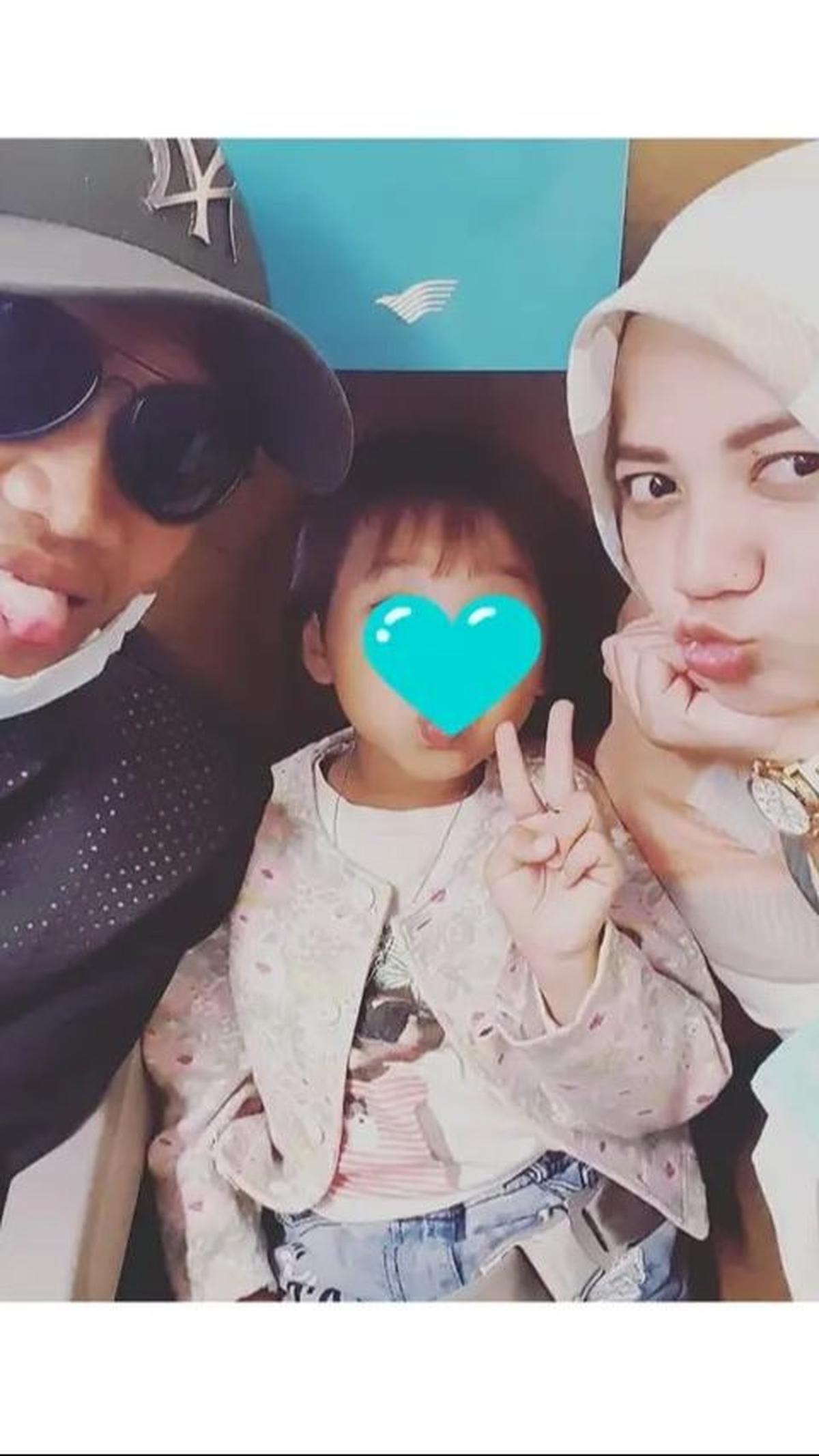 Meski hidup dalam keterbatasan, Azhiera tetap menjadi pilar yang menguatkan suaminya yang kini menghadapi penyakit mata.