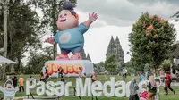 Karakter film Jumbo mejeng di Pasar Medang Candi Prambanan. (dok. InJourney)
