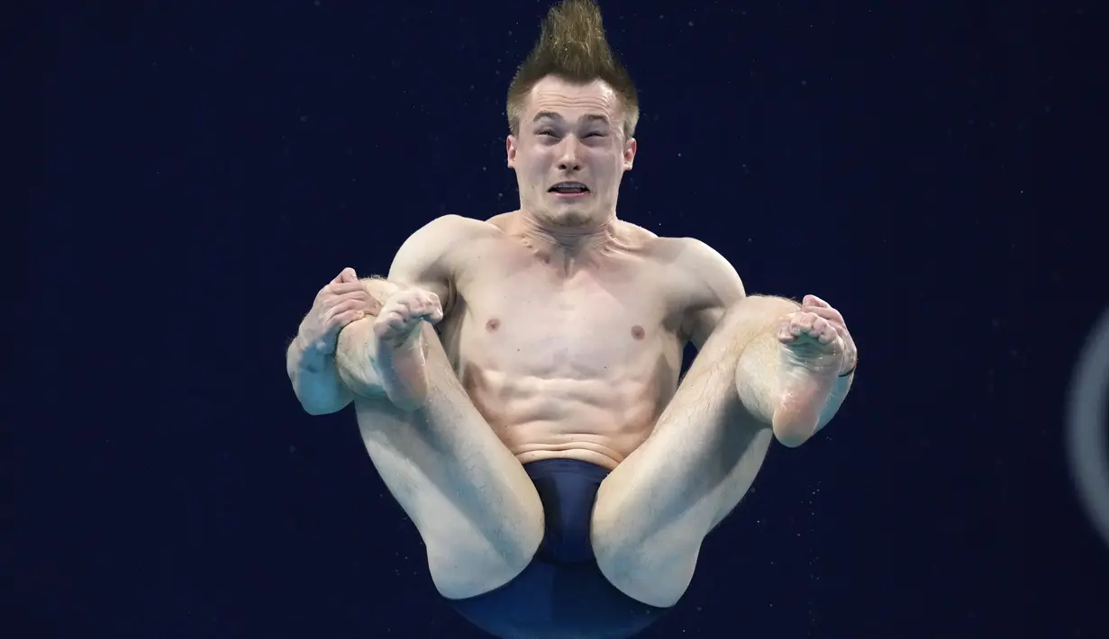 Pelompat indah Inggris Jack Laugher bertanding dalam final Loncat indah putra 3 meter Springboard Olimpiade Tokyo 2020 di Tokyo Aquatics Center, Selasa (3/8/2021). (AP Photo/Alessandra Tarantino)