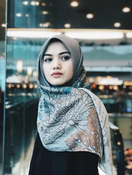 Perempuan yang satu ini tetap terlihat modis meski mengenakan hijabnya yang santun dan pastinya bikin hati adem. Seperti kali ini, ia memakai hijab persegi yang dibentuk hingga menutupi bagian dadanya. (Instagram/herfiza)