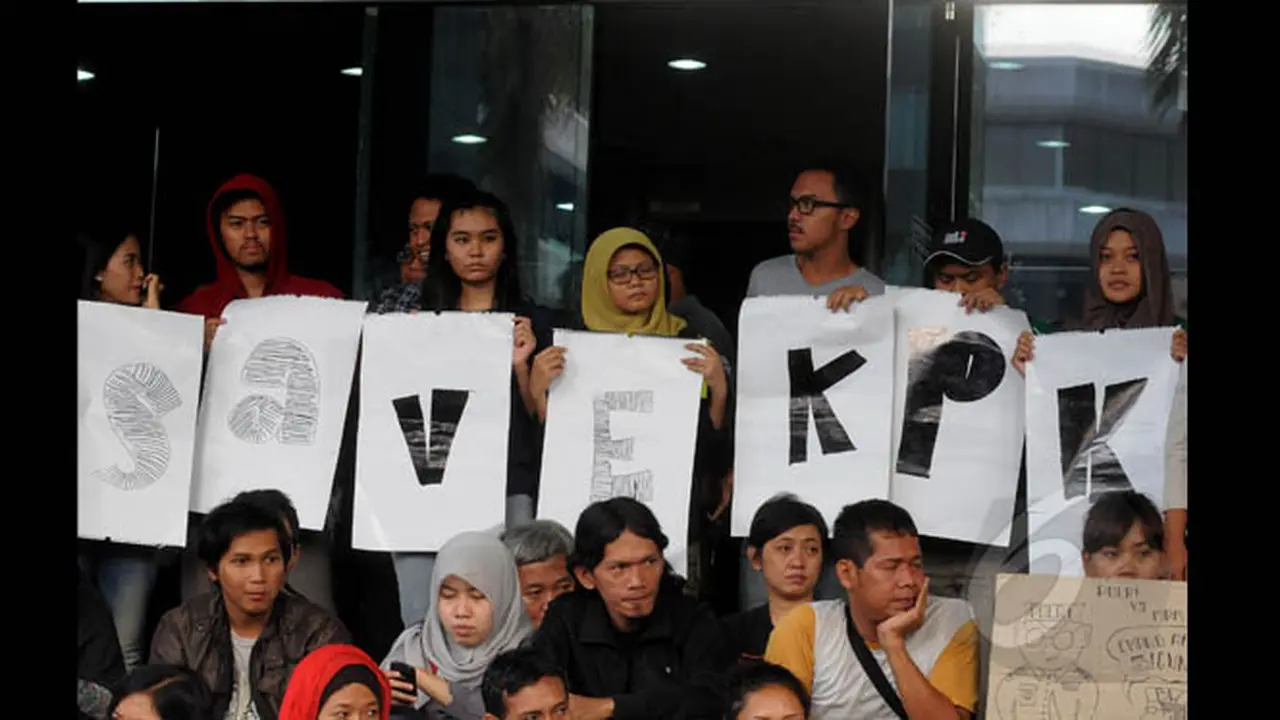 Dukung KPK, Puluhan Orang Bertopeng Bambang Widjojanto