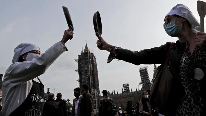 Para pekerja perhotelan melakukan protes di Parliament Square, London, Inggris, Senin (19/10/2020). Para pekerja perhotelan berdemonstrasi di luar Parlemen menentang pembatasan COVID-19 yang lebih ketat dan jumlah dukungan finansial dari pemerintah kepada industri. (AP Photo/Frank Augstein)
