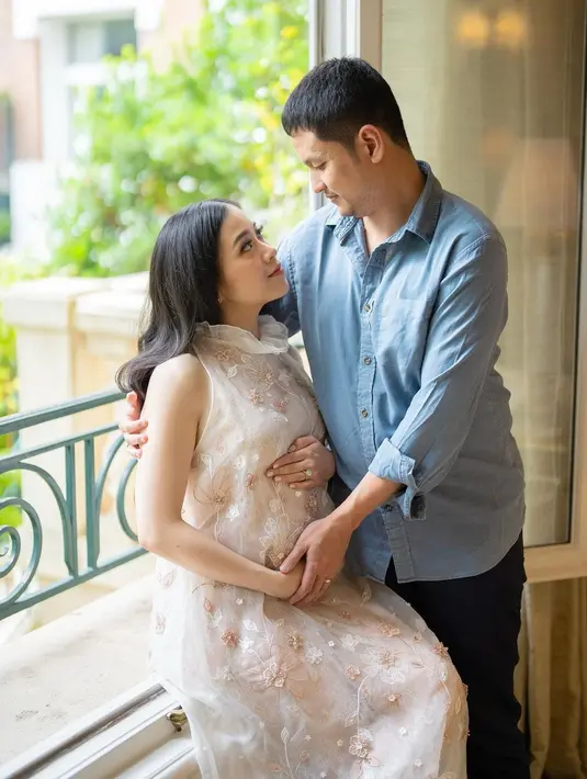 Jessica menjalani maternity shoot di usia kehamilan 30 minggu memamerkan baby bump-nya yang semakin membesar. [Instagram/jessicatanoe]