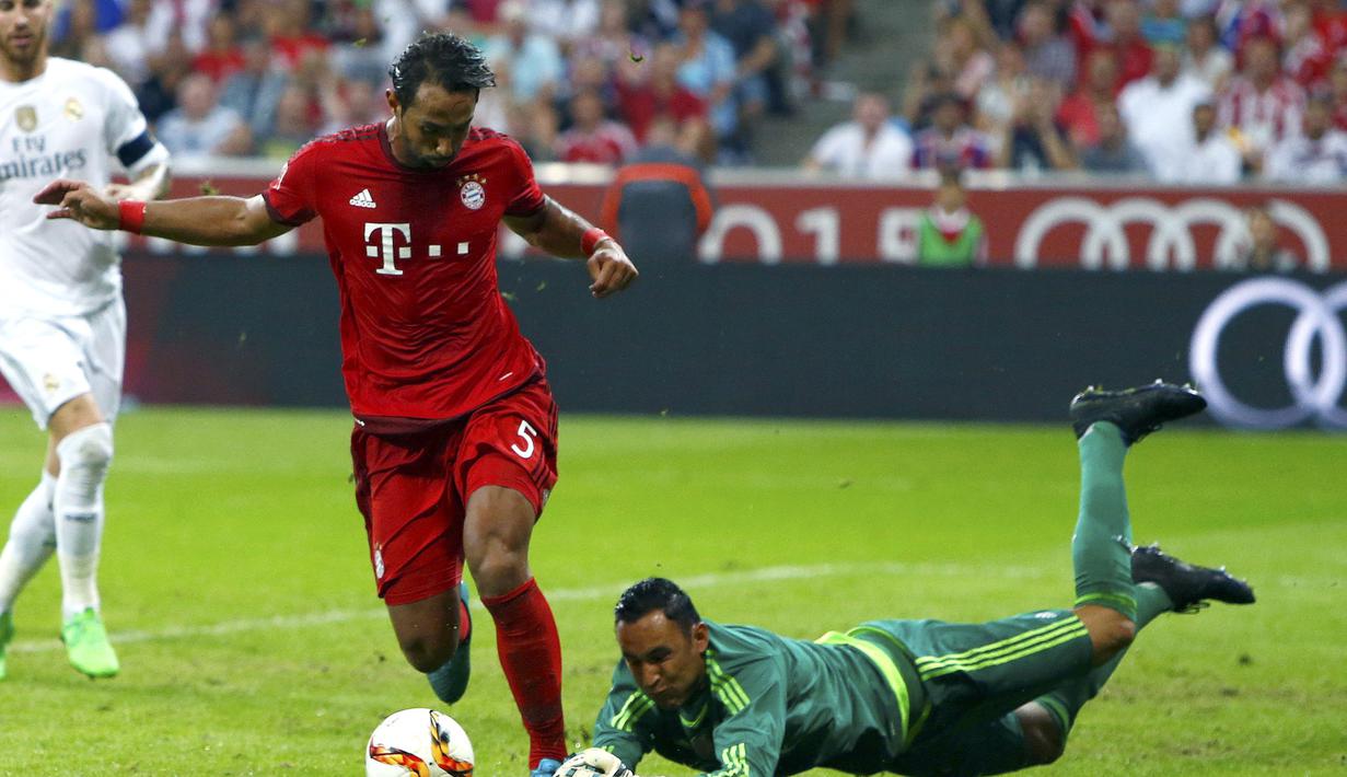 Mehdi Benatia berusaha mengelabui kiper Real Madrid, Keylor Navas, dalam final Audi Cup 2015 yang berlangsung di Stadion Allianz Arena, Munchen, Jerman. Kamis (6/8/2015) dini hari WIB. (Reuters/Michaela Rehle)