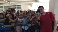 Pebulutangkis putra Denmark, Viktor Axelsen, menyempatkan waktu berfoto bersama penggemarnya di Indonesia Masters 2019, Rabu (23/11/2019). (Bola.com/Benediktus Gerendo Pradigdo)