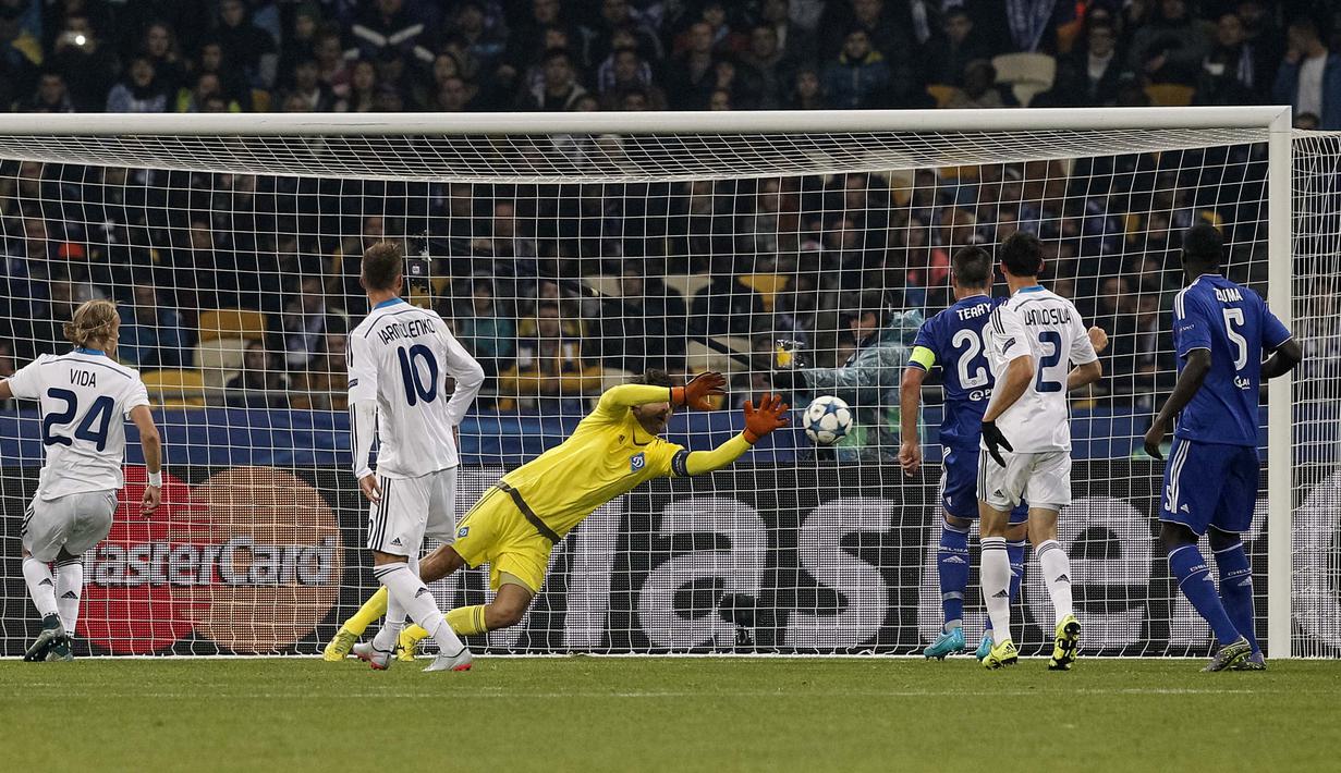 Kiper Dynamo Kiev, Olexandr Shovkovskiy, menghalau bola serangan pemain Chelsea dalam lanjutan Grup G Liga Champions di Stadion Olympic, Kiev, Ukraina, Rabu (21/10/2015) dini hari WIB. (EPA/Roman Pilipey)