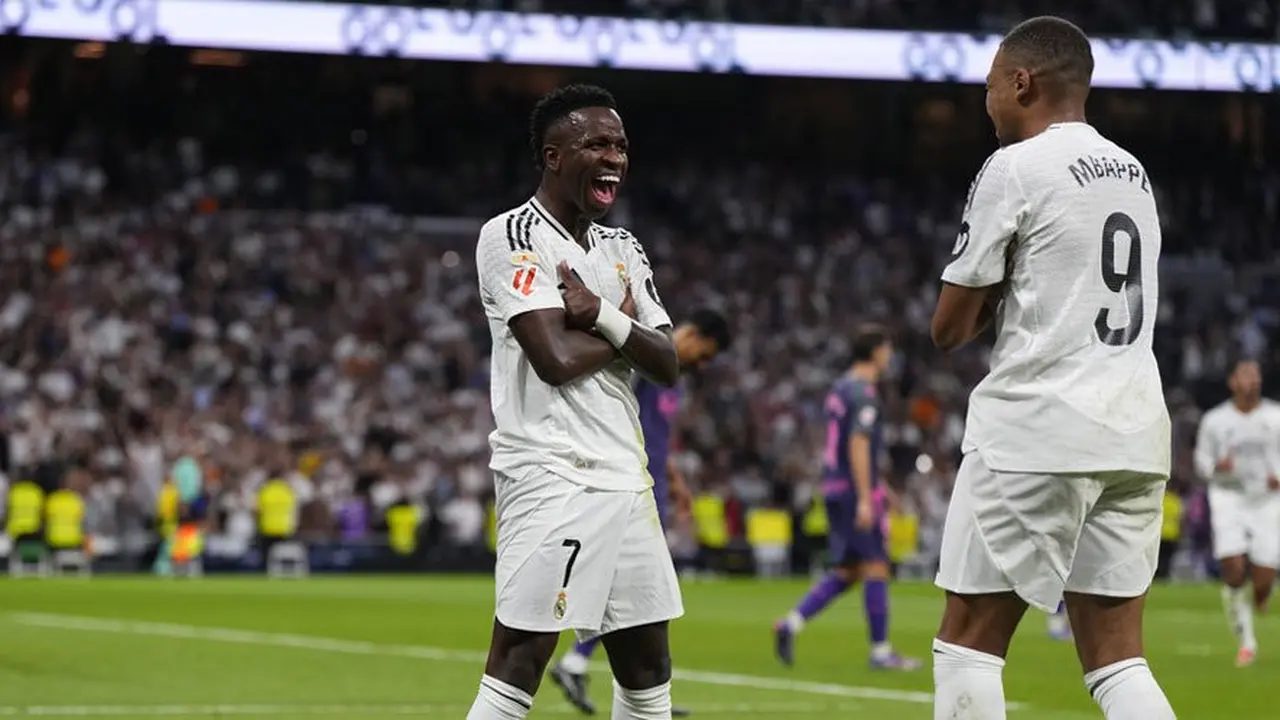 La Liga 2024/2025: Selebrasi pemain Real Madrid, Vinicius Junior (kiri) dan Kylian Mbappe, di laga vs Espanyol pekan ke-6 (c) AP Photo/Manu Fernandez
