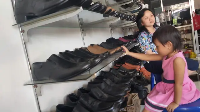 Sembari menemani anak, Silvie pengusaha sepatu berusaha bertahan dari himpitan covid-19, dengan meminjam di Pegadaian. (Foto: Liputan6.com/Felek Wahyu)