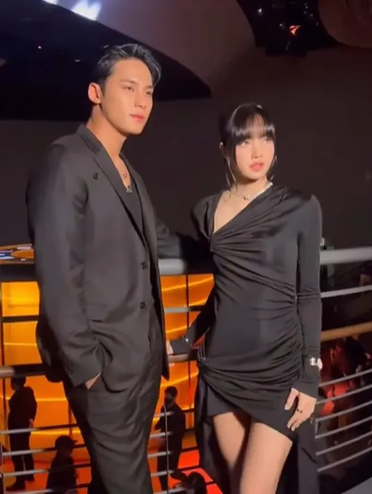 Mingyu tampil cool dengan busana semi formal serba hitam. Ia memadukan v-neck shirt dengan setelan jas hitam [@9yuldaengie]