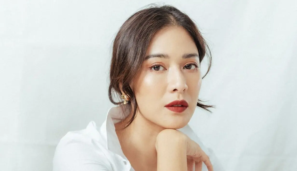 Dian Sastro dengan lipstik merah yang dipadunya dengan nuansa natural. Foto: Instagram.