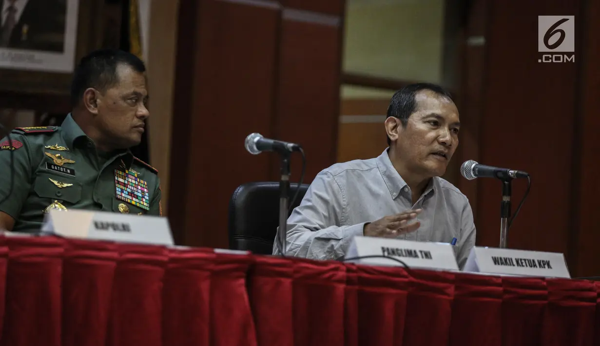 Wakil Ketua Komisi Pemberantasan Korupsi (KPK) Saut Situmorang memberikan keterangan terkait hasil rapat koordinasi penertiban impor berisiko tinggi di kantor pusat Bea dan Cukai, Jakarta, Rabu (12/7). (Liputan6.com/Faizal Fanani)