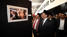 Ketua DPR Bambang Soesatyo dan Wakil Ketua Fahri Hamzah melihat pameran Foto Wartawan Parlemen bertema DPR Zaman Now di Jakarta, Kamis (29/8/2019). Ketua DPR menyampaikan Dengan diselenggarakannya pameran foto ini semoga DPR makin dekat di hati, dan rakyat makin sejahtera. (Liputan6.com/Johan Tallo)