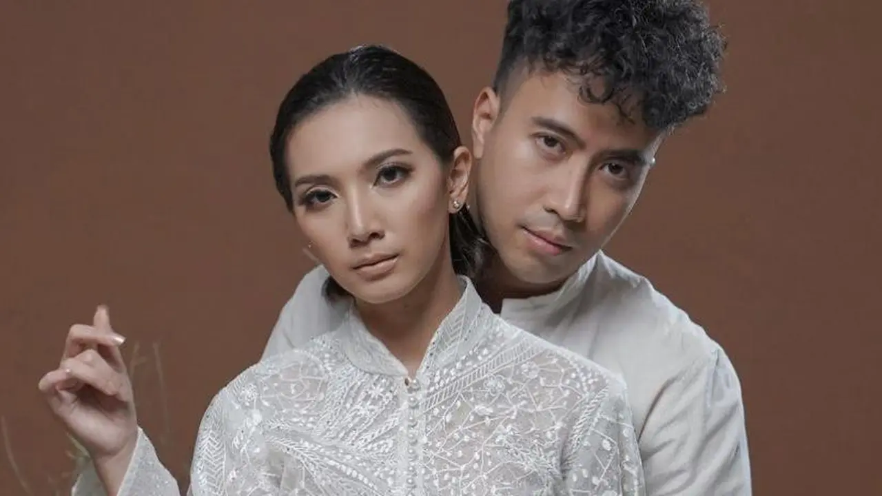 11 Gaya Sheila Dara dan Vidi Aldiano di Pemotretan Prewedding Terbaru, Kompak Berbusana Serba Putih