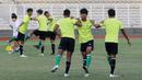 Sejumlah pemain Timnas Indonesia U-19 melakukan latihan jelang Piala AFF U-19 2022 di Stadion Madya, Jakarta, Selasa (21/6/2022). (Bola.com/M Iqbal Ichsan)