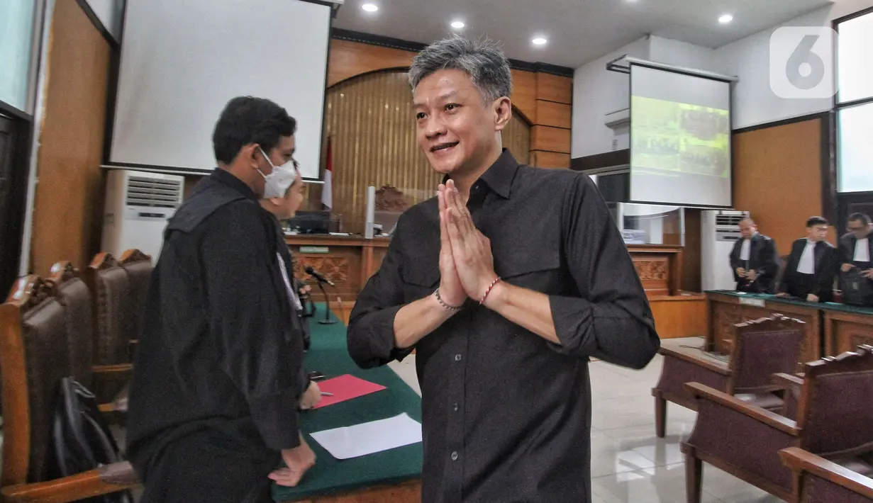Terdakwa sekaligus mantan Karo Paminal Divisi Propam Polri Hendra Kurniawan usai mengikuti sidang di Pengadilan Jakarta Selatan, Senin (27/2/2023). Terdakwa juga dinilai tidak menunjukkan rasa penyesalan dan selaku anggota Polri tidak melakukan tugasnya secara profesional. (Liputan6.com/Angga Yuniar)