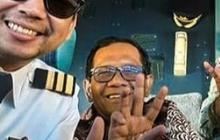 Pilot Garuda Ajak Mahfud Masuk Kokpit Pesawat, Foto Pose Salam 3 Jari
