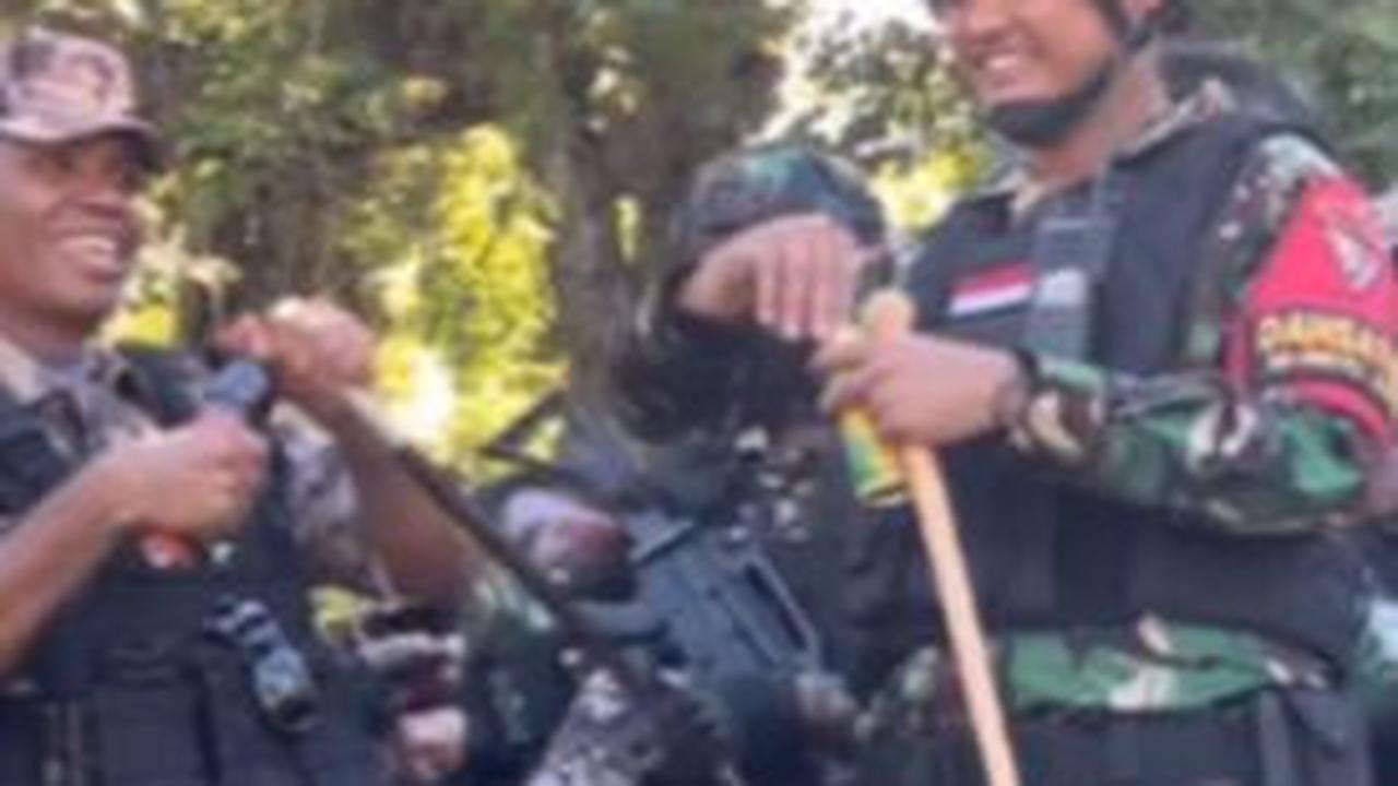 Kedua pasukan Satgas ini kemudian minum bersama-sama di tengah hutan perbatasan tersebut. <br>