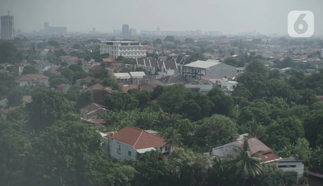 Lansekap permukiman dan gedung bertingkat terlihat di Pasar Minggu, Jakarta, Minggu (25/10/2020). Menurut data terbaru Kementerian PUPR sampai medio 2019 lalu, baru 13 dari 174 kota di Indonesia yang memahami pentingnya RTH bagi pembangunan dan pengembangan wilayah. (Liputan6.com/Immanuel Antonius)