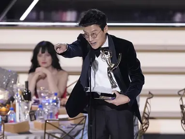 Hwang Dong-hyuk menerima penghargaan untuk kategori Sutradara Drama Serial Terbaik di ajang Emmy Awards ke-74 yang digelar di Microsoft Theater, Los Angeles, Amerika (11/9/2022). Sutradara Squid Game ini menyingkirkan nomine lainnya, yakni Jason Bateman (Ozark), Ben Stiller (Severance), Mark Mylod (Succession), Cathy Yan (Succession), Lorene Scarafia (Succession), dan Karyn Kusama (Yellowjackets). (AP Photo/Mark Terrill)