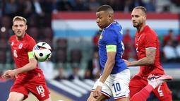 Tim Ayam Jantan menang berkat gol Randal Kolo Muani (43’), Jonathan Clauss (70’), dan Kylian Mbappe (85’). (FRANCK FIFE / AFP)