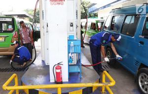 Petugas mengisi BBG angkutan kota (angkot) di SPBG PGN Jl. Moh. A. Salmun, Bogor, Jawa Barat (28/9). Saat ini sekitar 500 angkot di Bogor yang menggunakan BBG. Setiap bulan, angkot-angkot itu menyerap 150.000 meter kubik BBG. (Liputan6.com/Angga Yuniar)