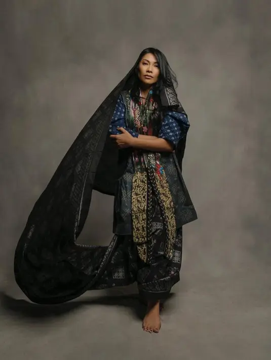 Bagi Anggun, memakai kain tenun bukan untuk gaya-gayaan atau sekadar menunjukkan kebanggaan. Dengan pakai tenun, kita menunjukkan respek terhadap para perajin yang konsisten menjaga budaya Indonesia. “Memakai tenun bukan sekedar membuktikan kebanggaan atas kekayaan bangsa, tetapi juga simbol cinta dan apresiasi kepada mereka yang membuatnya,” Anggun berbagi pendapat. Setuju. (Foto: Dok. Instagram @anggun_cipta)