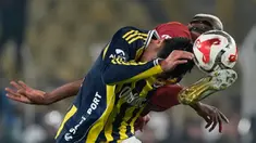 Pemain Galatasaray, Victor Osimhen (kanan) berebut bola dengan pemain Fenerbahce, Edson Alvarez dalam laga lanjutan Liga Super Turki 2025/2026 di Chobani Stadium, Istanbul, Turki, Senin (01/12/2025) waktu setempat. (AP Photo/Khalil Hamra)