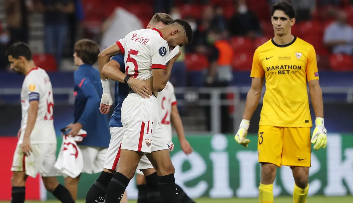 Pemain Sevilla, Youssef En-Nesyri, tampak menangis usai timnya dikalahkan Bayern Munchen pada laga Piala Super Eropa di Puskas Arena, Budapest, Jumat (25/9/2020) dini hari WIB. Sevilla kalah 1-2 oleh Bayern Munchen. (AFP/Bernadett Szabo/pool)