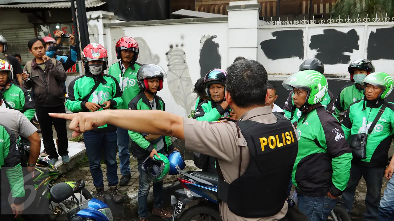 20160322-Bertelanjang Dada, Pengemudi Ojek Online di Sweeping