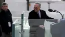 Senate Minority Leader, Chuck Schumer berlatih berpidato saat gladi resik jelang pelantikan Donald Trump di U.S. Capitol, Washington, DC, AS (19/1). Trump akan menjadi presiden ke-45 AS. (AFP Photo/Timothy A. Clary)
