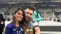 Antonella Roccuzzo juga membagikan pose romantisnya bareng sang suami tercinta. Ibu tiga anak itu tampak memakai jersey ungu bernomor 10 sambil memegang trofi Piala Dunia. Ia juga bersandar kepada sang suami yang berpose di belakangnya. Antonella pun begitu bangga atas pencapaian sang suami. (Liputan6.com/IG/@antonelaroccuzzo)