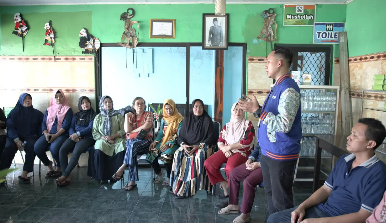 Kerja sama antara BRI dengan pedagang klepon Desa Bulang tidak hanya berkaitan dengan permodalan. BRI bahkan terlibat langsung dalam pembinaan hingga berinteraksi langsung dengan Hj Nunuk bersama para pelaku UMKM Klepon yang tergabung dalam klaster binaan. Dari situ, terlihat bahwa usaha klepon warga Desa Bulang memiliki potensi untuk berkembang. Ditambah kekompakan para anggota klaster klepon ini untuk terus memajukan usahanya. (FOTO: Dokumentasi BRI)