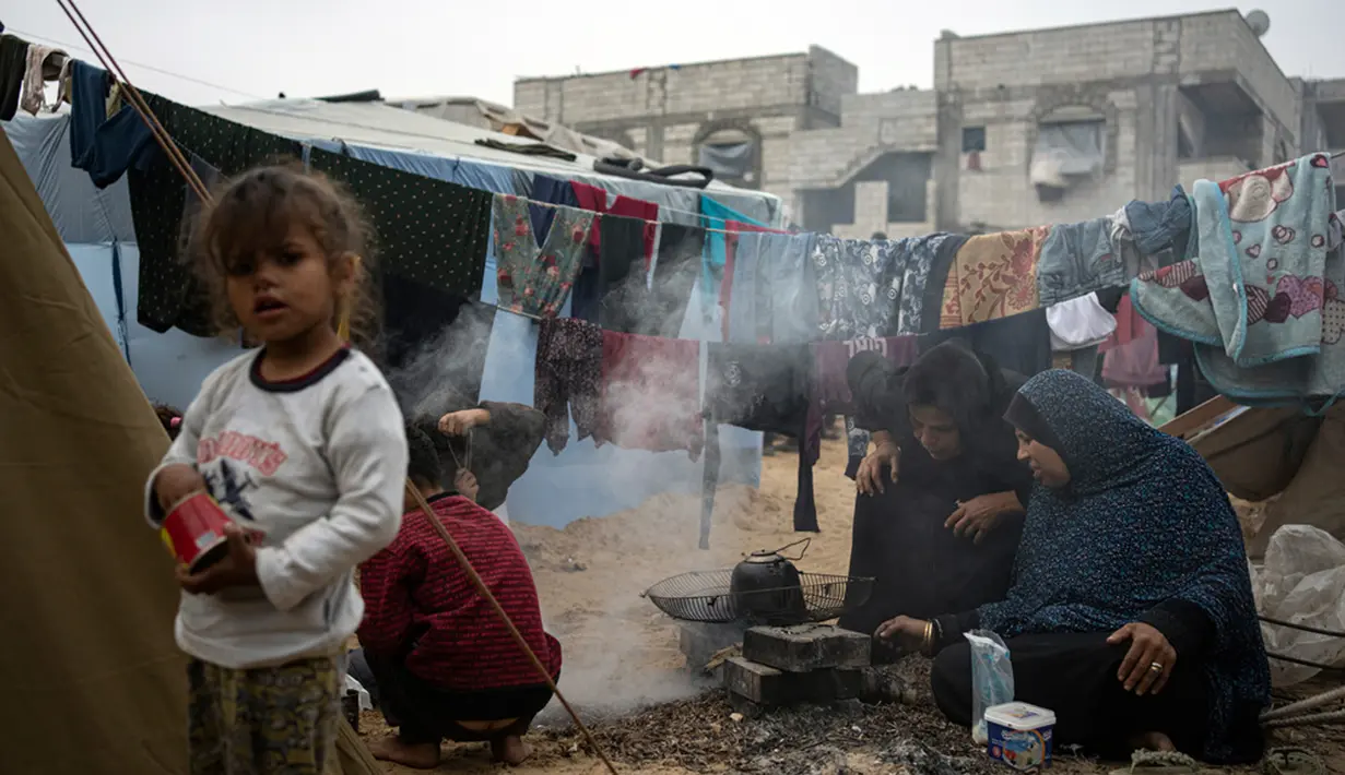 Pasukan Israel terus membordir Gaza dengan bom dan invasi darat sejak Hamas melancarkan serangan mendadak – yang paling mematikan dalam 75 tahun sejarah Israel. Serangan tersebut menewaskan sekitar 1.140 orang, sebagian besar warga sipil, menurut penghitungan AFP berdasarkan angka resmi Israel. (AP Photo/Fatima Shbair)