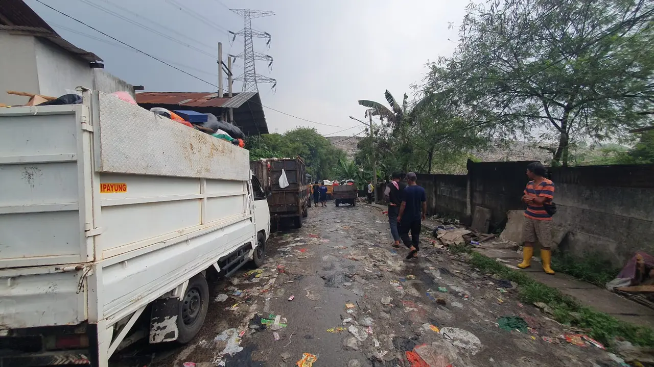 Sejumlah truk sampah tampak mengantri memasuki TPA Cipayung akibat longsor gunungan sampah, Cipayung, Depok.