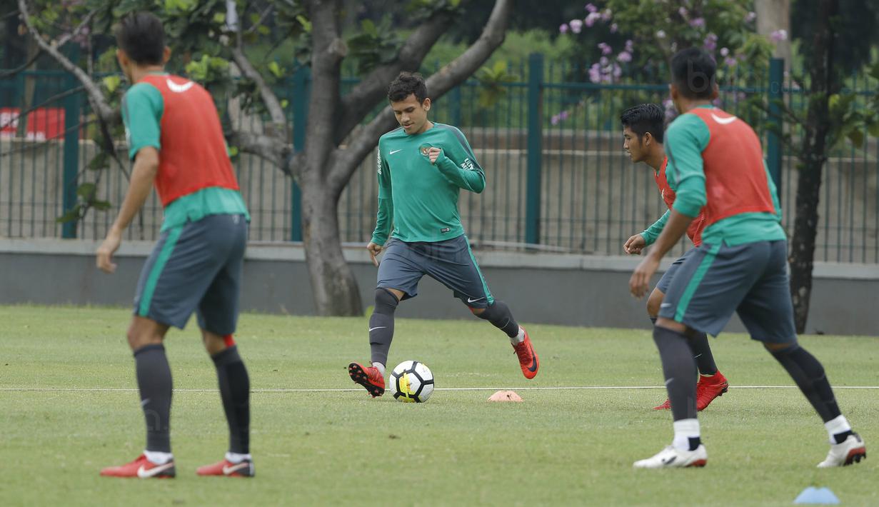 Penyerang Timnas Indonesia, Egy Maulana Vikri, saat sesi latihan di Lapangan ABC, Senayan, Kamis (18/1/2018). Tampil memukau bersama Timnas Indonesia U-19, Egy berpeluang perkuat Timnas di Asian Games 2018. (Bola.com/M Iqbal Ichsan)